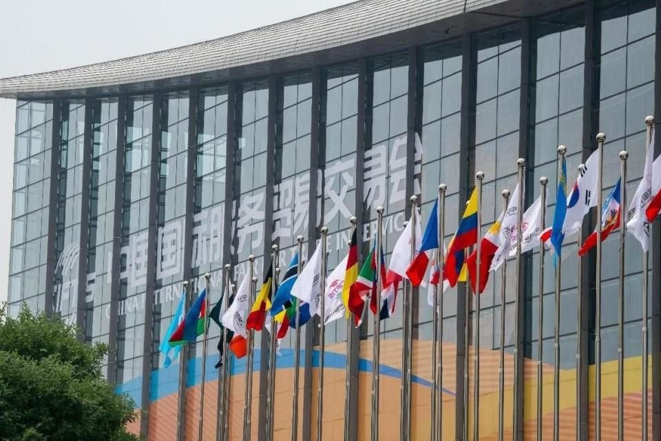 Vista exterior del Centro Nacional de Convenciones de la Feria Internacional de Comercio de Servicios de China 2023.