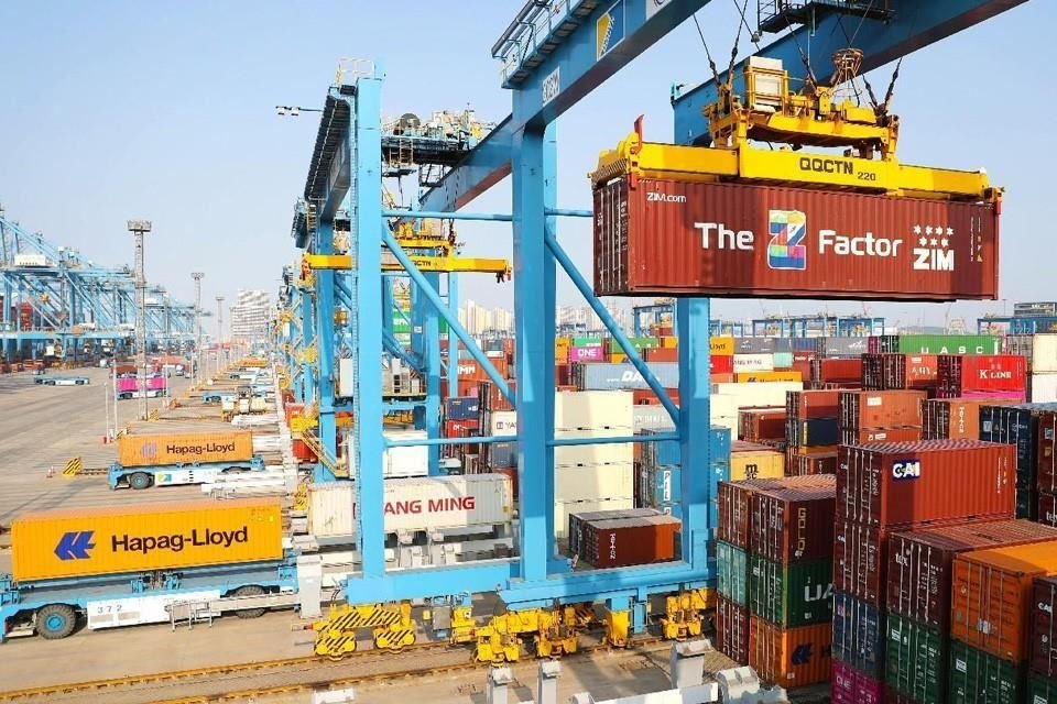 Los camiones manipulan contenedores en un patio de una terminal totalmente automatizada del puerto de Qingdao, en Shandong, el 6 de marzo del 2024. (Foto de 