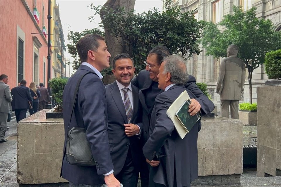 Miguel Ángel Yunes Márquez y su padre Miguel Ángel Yunes Linares, abrazados efusivamente por el duranguense Alejandro Yáñez, en sede alterna.