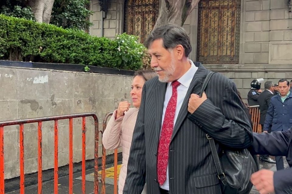 Gerardo Fernández Noroña, presidente del Senado, en su arribo a la Casona de Xicoténcatl.