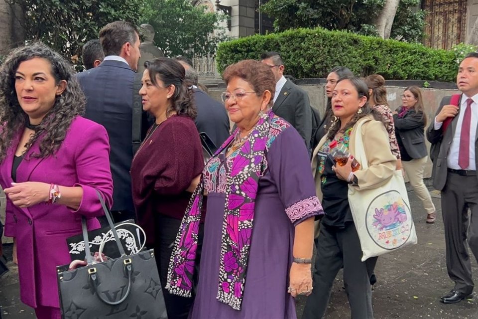 La senadora Ernestina Godoy arribó a la sede alterna.