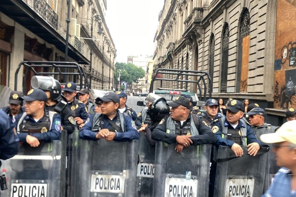 Policías resguardan la casona de Xicoténcatl ante posibles protestas por la discusión de la reforma al PJ.