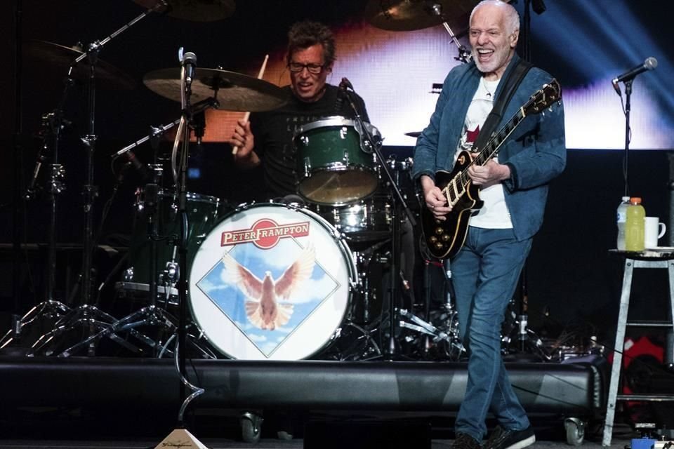Frampton se ganó su entrada a la sala en gran parte gracias a su álbum doble en vivo de 1976, Frampton Comes Alive!, impulsado por las exitosas canciones 'Show Me the Way' y 'Baby, I Love Your Way'.