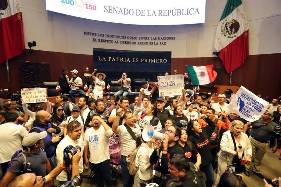 Trabajadores del Poder Judicial de la Federación ingresaron al salón de sesiones del Senado de la República.