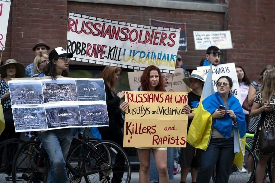 En 'Russians At War', la cineasta ruso-canadiense Anastasia Trofimova muestra su experiencia de siete meses integrada con las tropas rusas cerca de la línea del frente en Ucrania.