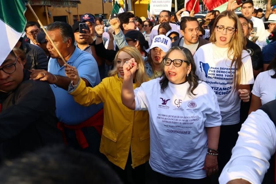 La ministra Norma Piña visitó a los trabajadores del Poder Judicial que mantienen un plantón afuera de San Lázaro, el pasado viernes.