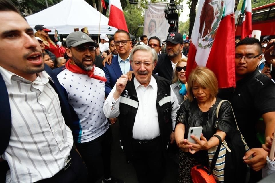 El ministro Luis María Aguilar hizo lo mismo en el campamento afuera del Senado.