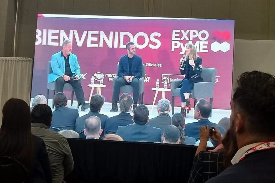 Marcus Dantus, fundador y presidente de Startup México; Moris Dieck, asesor financiero, y Karla Berman, Consejera de Endeavor Mx en un panel de la Expo Pyme 2024, organizado por la Caintra.