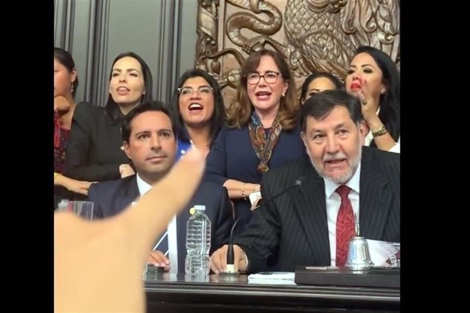 La senadora Andrea Chávez se quejaba de los empujones entre la panista Verónica Rodríguez y la petista Yeidckol Polevnsky.