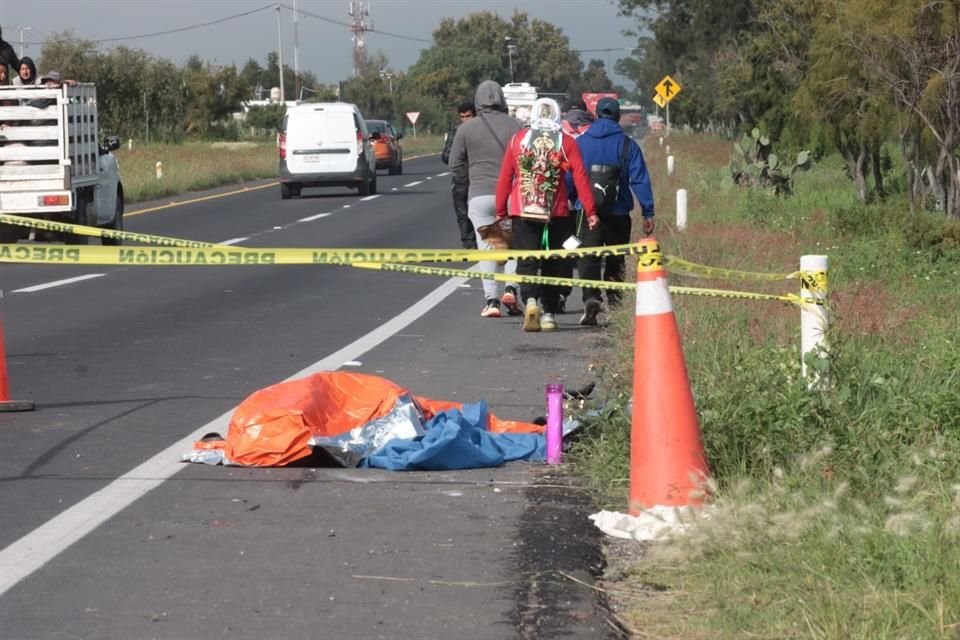 El automovilista invadió el carril por donde avanzaban los peregrinos provenientes de Veracruz, embistió a algunos y se dio a la fuga.  