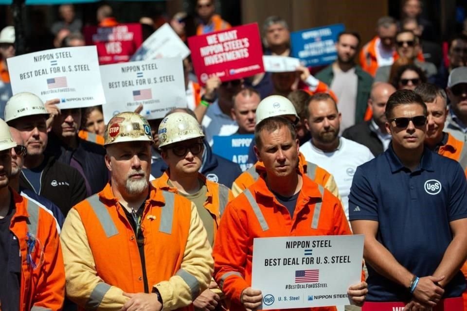 Los trabajadores de US Steel fuera de la sede de la compañía en Pittsburgh, Pensilvania, apoyando la adquisición por parte de la japonesa Nippon Steel.