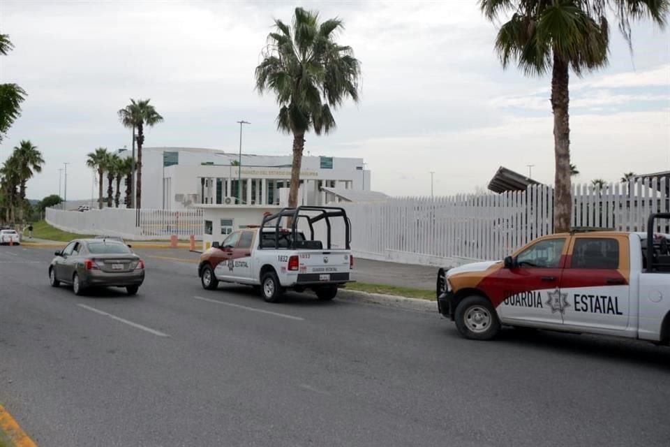 Decenas de elementos y unidades de la Guardia Nacional reforzaron la seguridad en el inmueble.