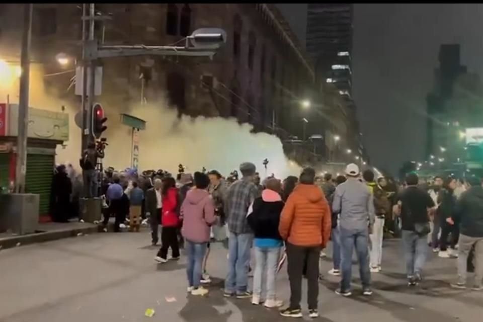 Elementos de la SSC fueron acusados de golpear y echar gas lacrimógeno a manifestantes que se encontraban protestando contra la reforma judicial.