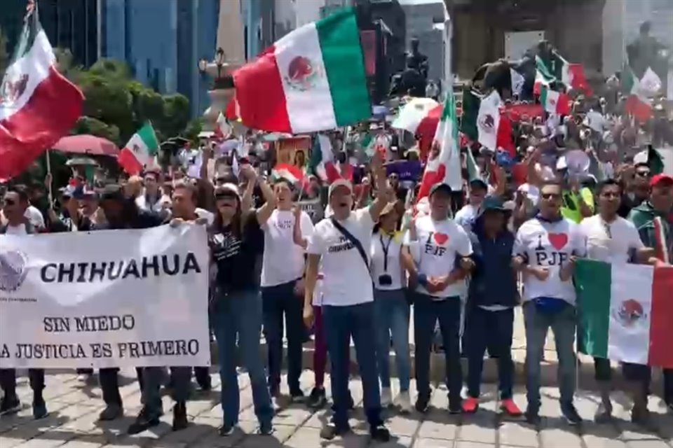 Manifestantes se congregan en el Ángel de la Independencia para protestar contra la reforma del Poder Judicial aprobada por el Senado.