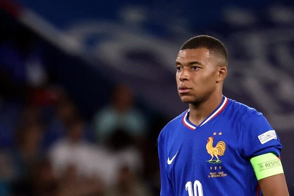 Kylian Mbappe le reclama al club francés que le debe dinero.