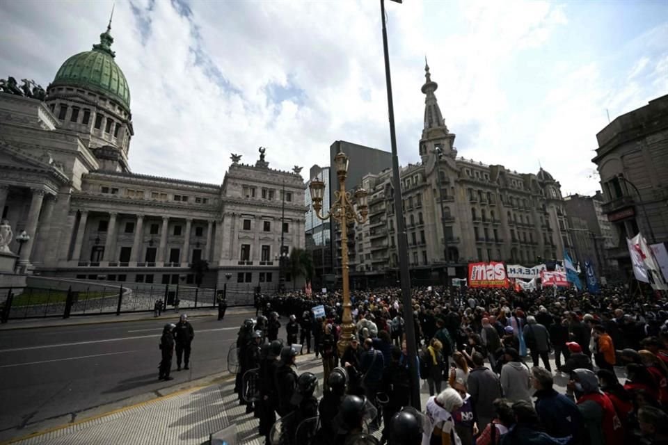 Policías resguardan el Congreso argentino durante un debate para revertir un veto del Presidente Javier Milei al aumento de pensiones.