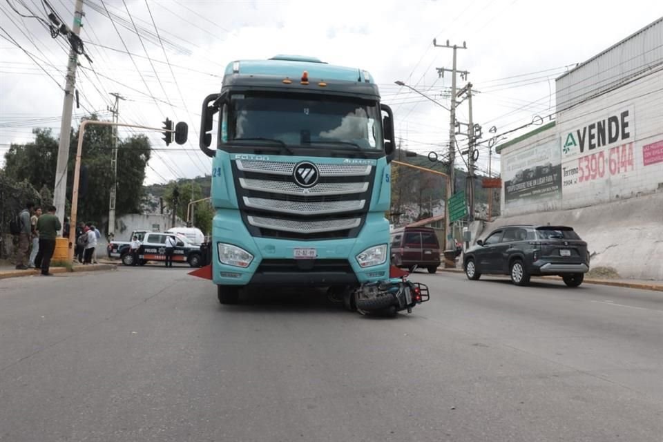 Tras el impacto, el chofer de la unidad de carga se detuvo y llamó a los servicios de emergencia, pero los paramédicos no pudieron salvar al joven.