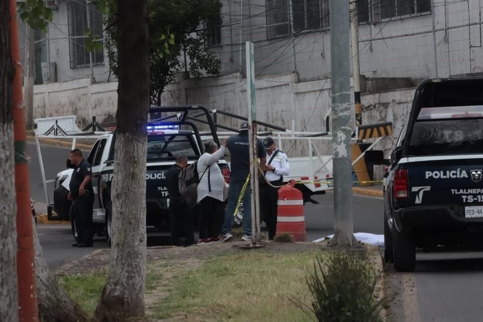 Policías municipales resguardaron el cadáver hasta que concluyeron los peritajes.