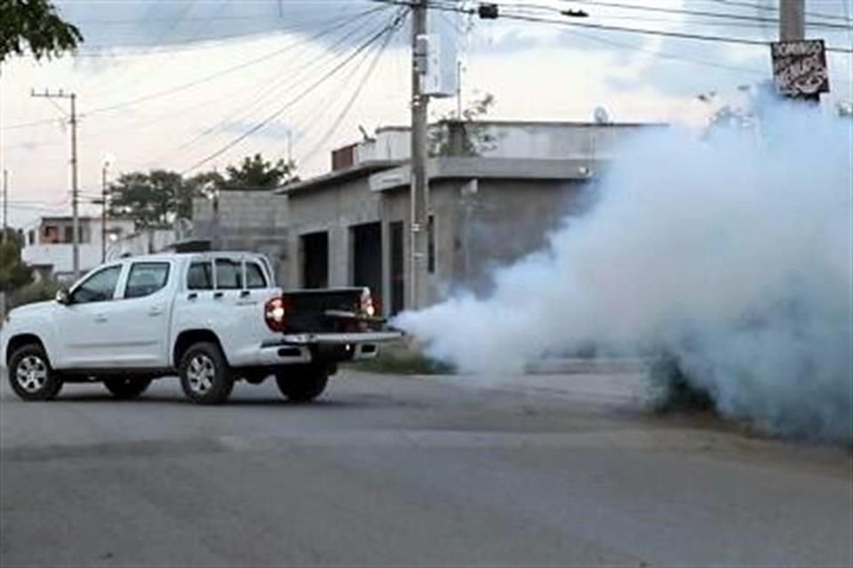 La Secretaría de Salud de Tamaulipas llevó a cabo trabajos de fumigación en las viviendas de las personas detectadas con cuadros clínicos compatibles a dengue y viviendas colindantes.