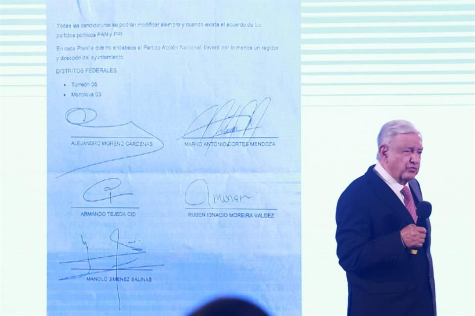 El Presidente López Obrador exhibió el acuerdo firmado por Marko Cortés, Alito Moreno y Manolo Jiménez para la repartición de notarías y órganos en Coahuila.