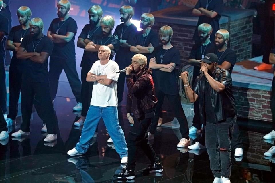 Durante su show de apertura, el rapero recordó su icónica aparición en los VMAs de 2000, emulando el momento al subir al escenario flanqueado por un ejército de clones.