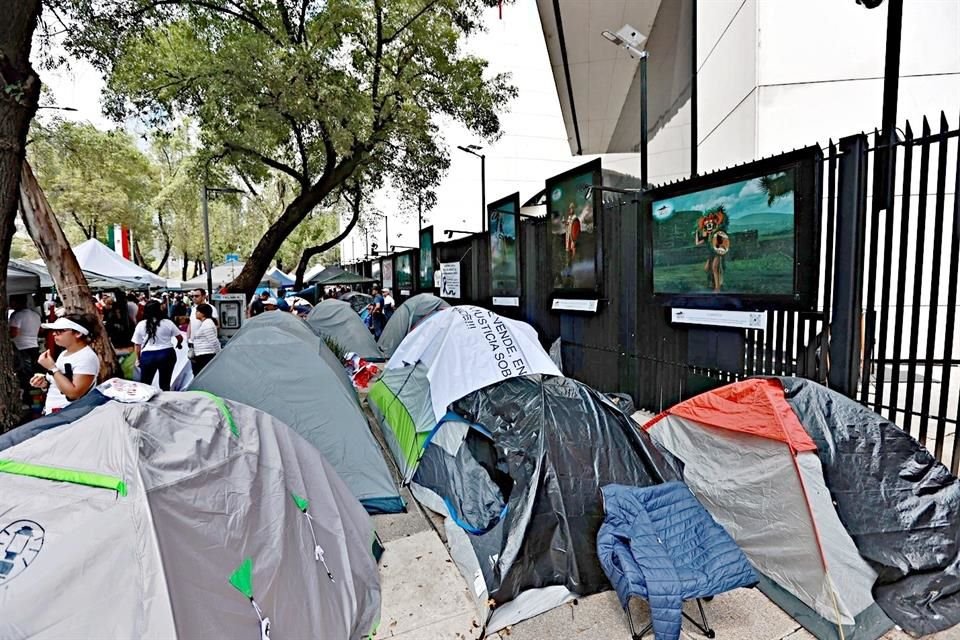 Manifestantes en contra de la reforma judicial armaron un plantón a las afueras del Senado.