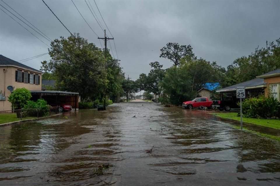 Una calle inundada en Houma, Luisiana, por lluvias provocadas por el huracán 'Francine'.