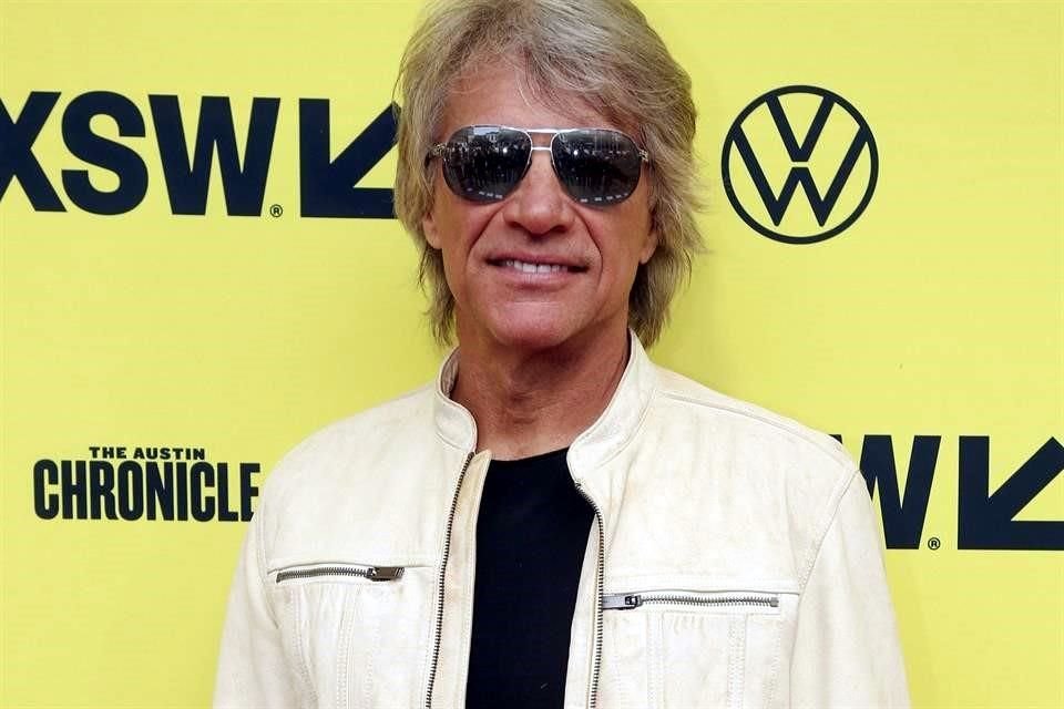 El rockero Jon Bon Jovi se convirtió en un héroe a sus 62 años, cuando logró convencer a una mujer para que no se aventara de un puente.