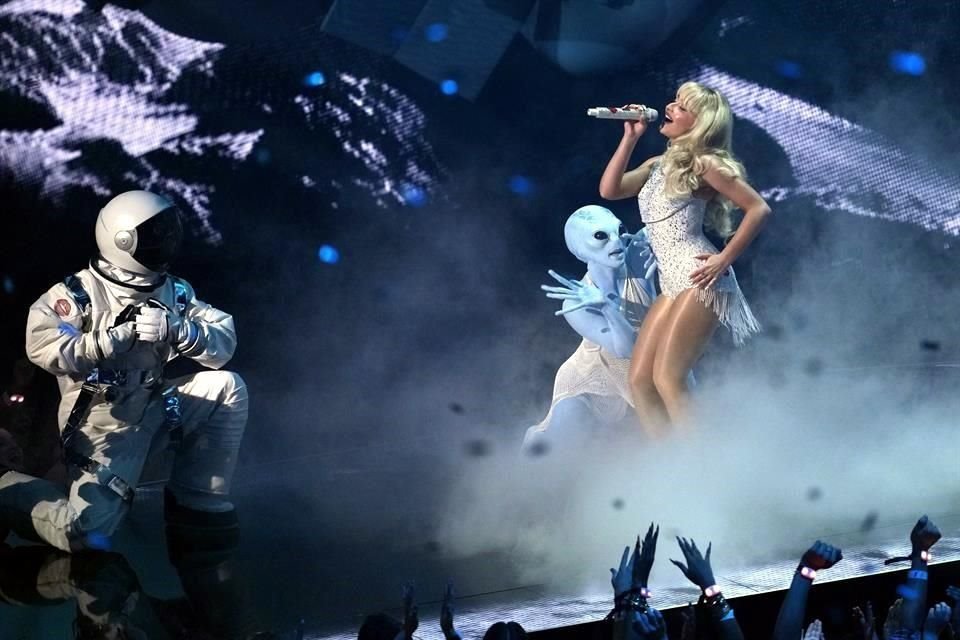 Pocos artistas están teniendo un año tan destacado como Sabrina Carpenter, quien llevó su pop veraniego a la entrega de premios.