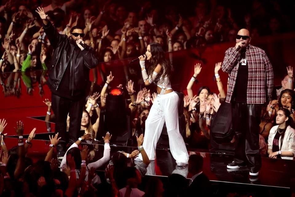 Representando a los latinos, la brasileña Anitta interpretó 'Paradise', 'Alegría' y 'Savage Funk', junto con DJ Khaled, Fat Joe y Tiago PZK.