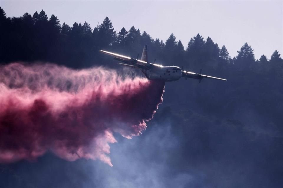 Un avión combate un incendio forestal en California el 11 de septiembre del 2024.