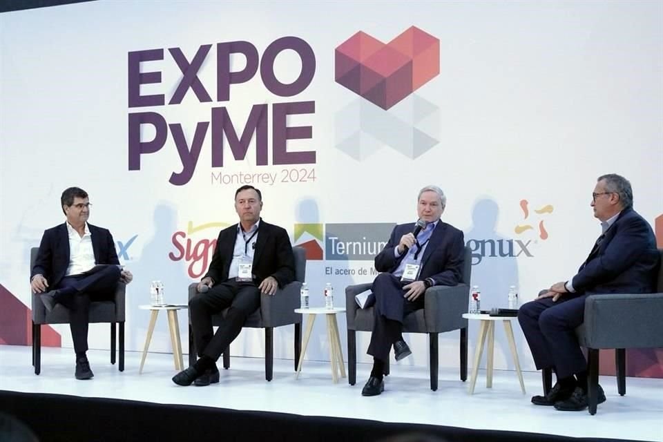 Máximo Vedoya, presidente de Caintra y CEO global de Ternium; Juan Ignacio Garza Herrera, de Grupo Xignux; Federico Toussaint, de Lamosa, y Álvaro Fernández Garza, de Alfa.