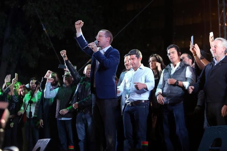 Previo a su nominación como candidato presidencial de 2018, Ricardo Anaya  encabezó la conmemoración del aniversario del PAN en el Ángel de la Independencia.