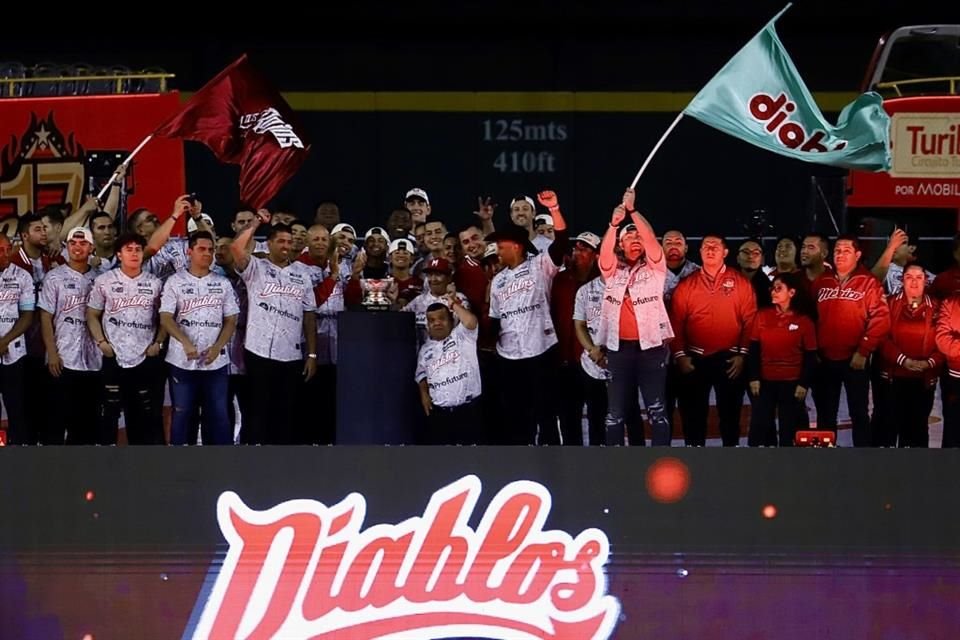 Los Diablos Rojos del México protagonizaron una gran celebración con sus aficionados luego de obtener el título 17 de la LMB.