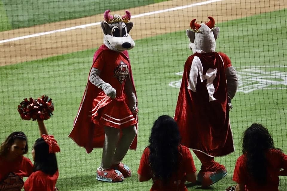 Los Diablos Rojos del México protagonizaron una gran celebración con sus aficionados luego de obtener el título 17 de la LMB.