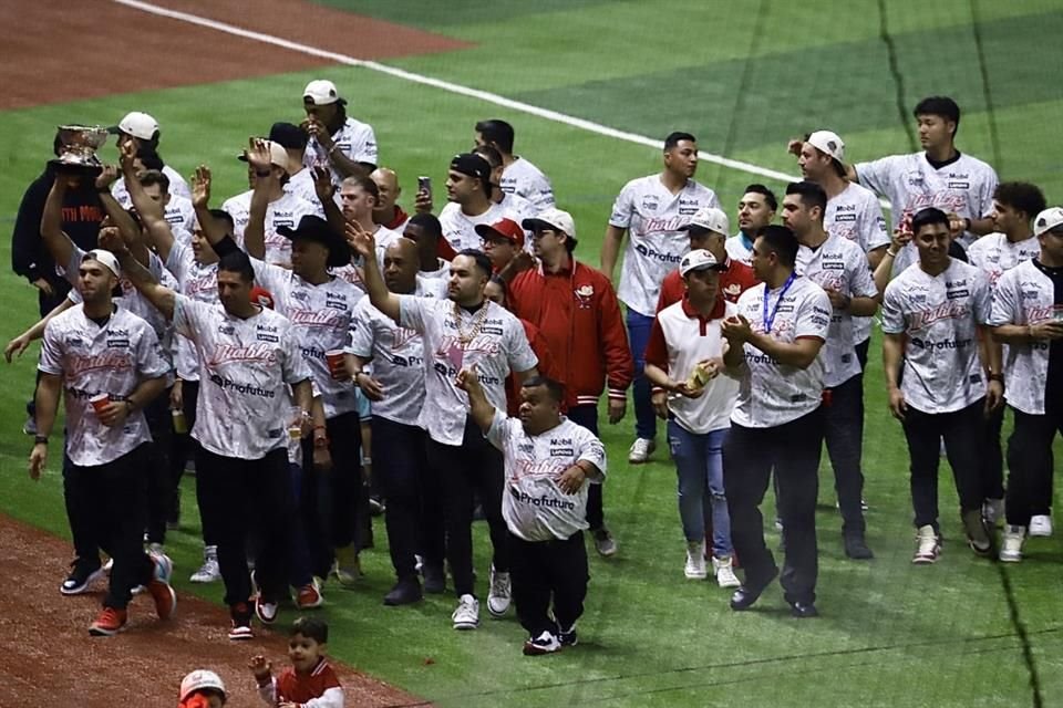 Los Diablos Rojos del México protagonizaron una gran celebración con sus aficionados luego de obtener el título 17 de la LMB.