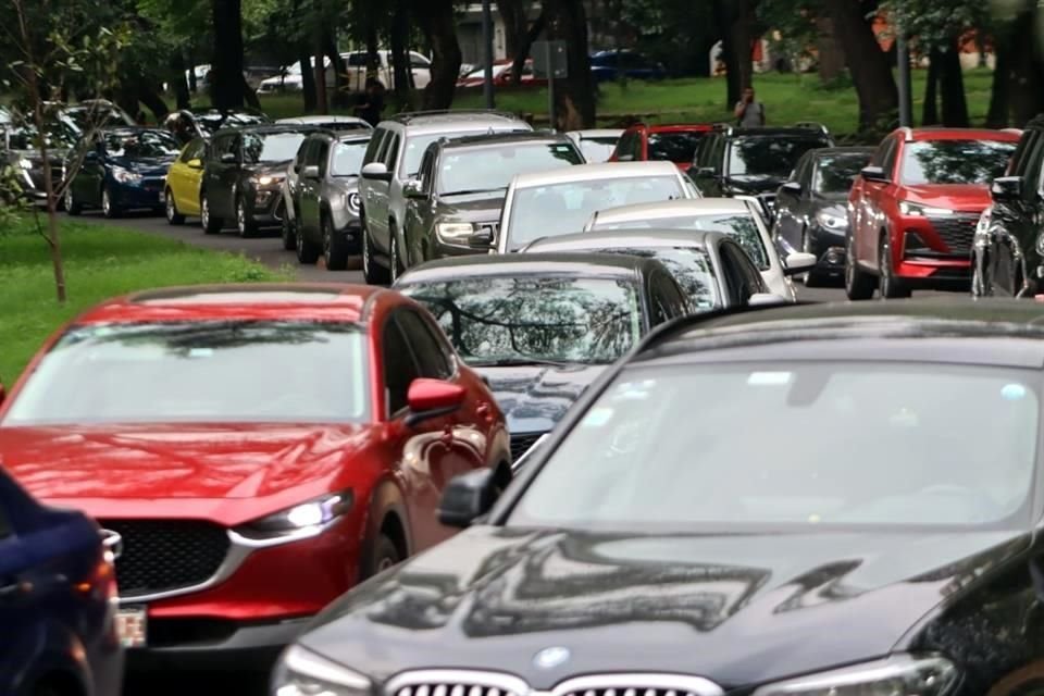 En Monte Elbruz llegan a avanzar un par de metros cuanto el semáforo lo permite.