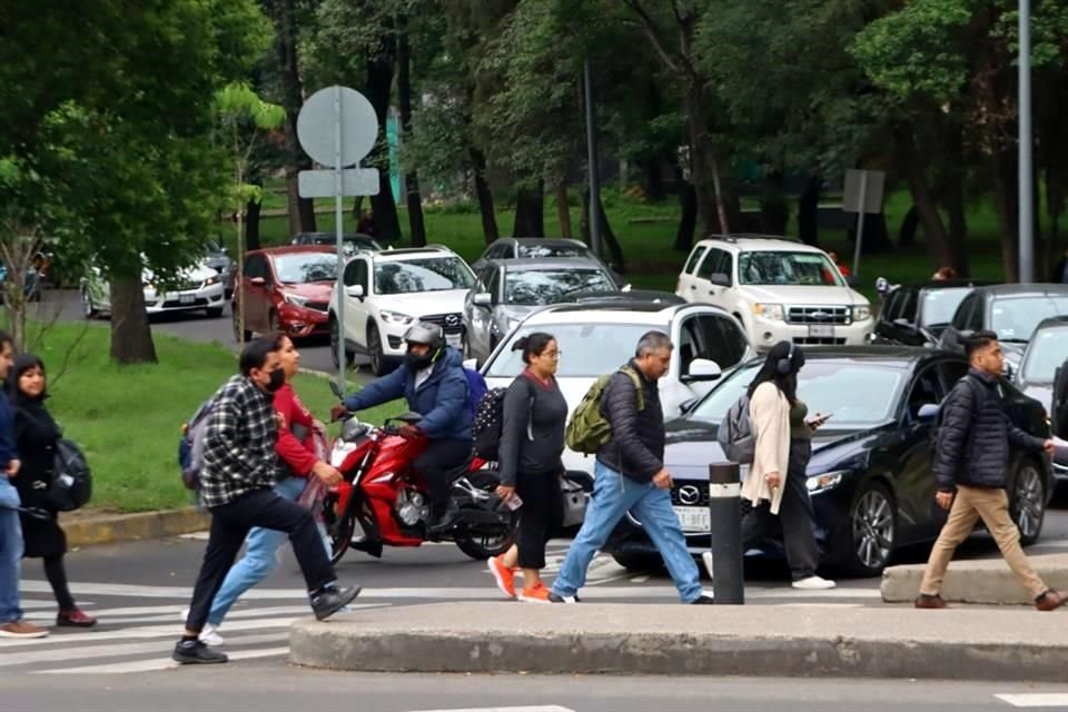 Peatones realizan el recorrido en 10 minutos.