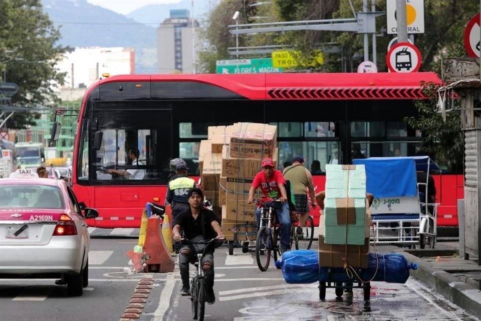 El Metrobús se ve obligado a transitar por carriles centrales o frenarse ante la obstrucción del carril confinado.