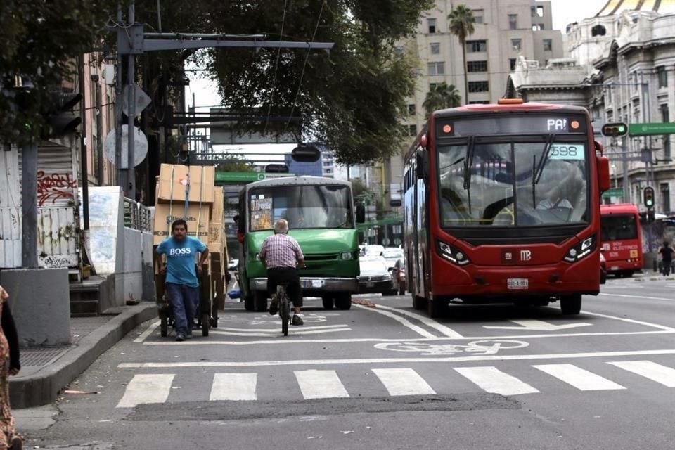 Microbuses también impiden el paso a las unidades.