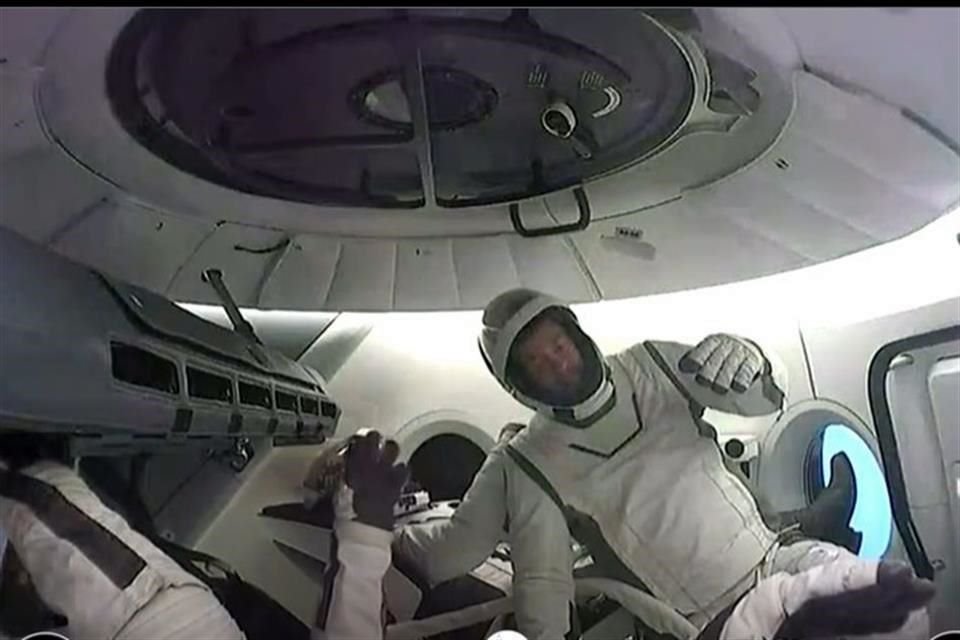 Los astronautas momentos antes de su caminata espacial.