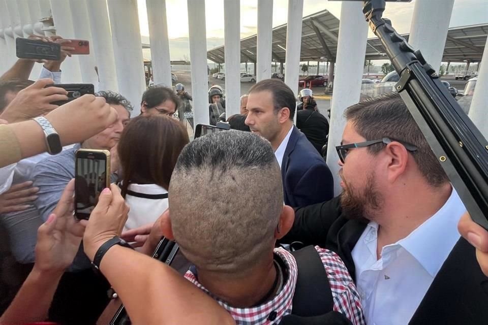 Jueces, magistrados y trabajadores del Poder Judicial mantienen una protesta en la puerta de acceso al recinto legislativo.