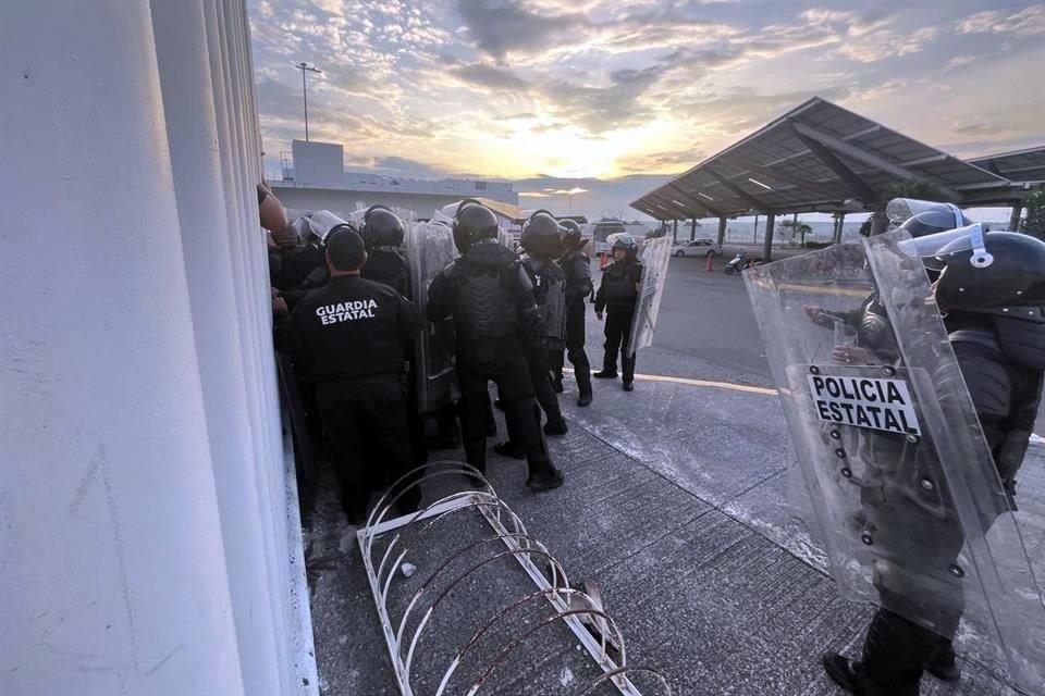 La zona del Congreso de Tamaulipas permanece resguardada por policías estatales.