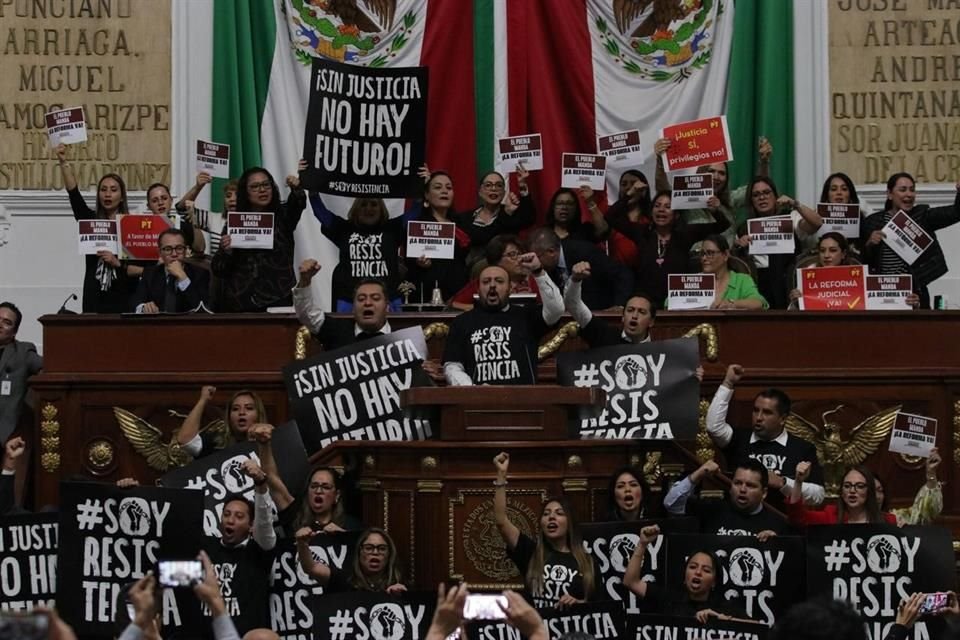 La discusión se mantiene con la confrontación entre oficialismo y Oposición.