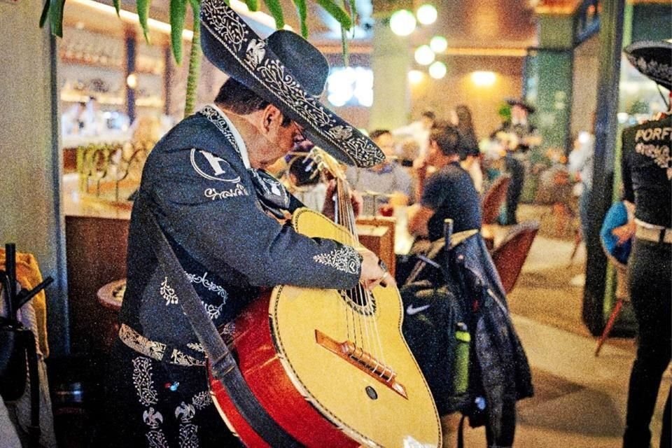 Porfirio's, conocido por su dedicación a la alta cocina mexicana, ha creado una versión que no sólo respeta la receta tradicional, sino que también la lleva a nuevas alturas.