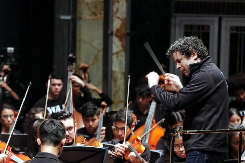 El diario apunta que el director de orquesta Gustavo Dudamel ha sido un colaborador entusiasta de la compositora; ha estrenado siete de sus obras.