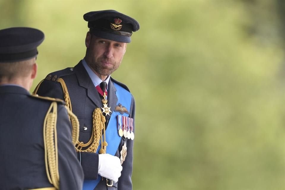 En la ceremonia, Guillermo, de 42 años, se dirigió a los nuevos oficiales con un discurso de felicitación, destacando la importancia de sus logros.