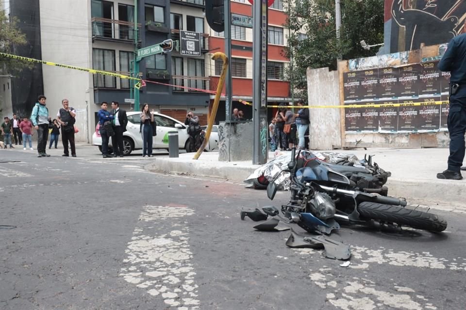 Según reportes preliminares, el conductor del taxi dio vuelta a la izquierda e invadió el carril por donde avanzaba el motociclista, quien se estrelló con el vehículo.