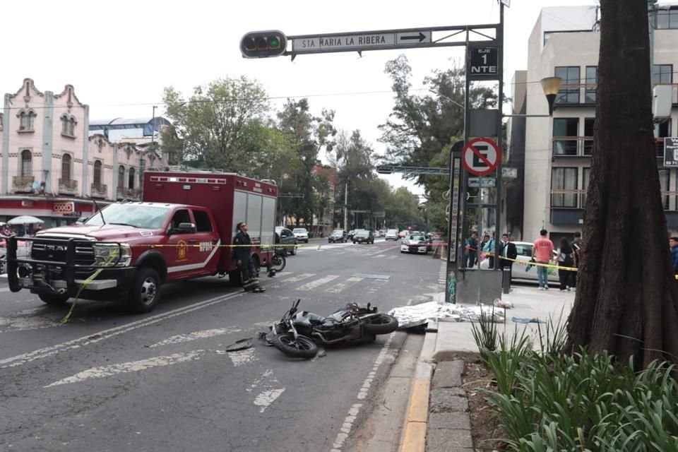 Servicios de emergencia acudieron al sitio, pero sólo confirmaron que el tripulante de la moto había muerto.