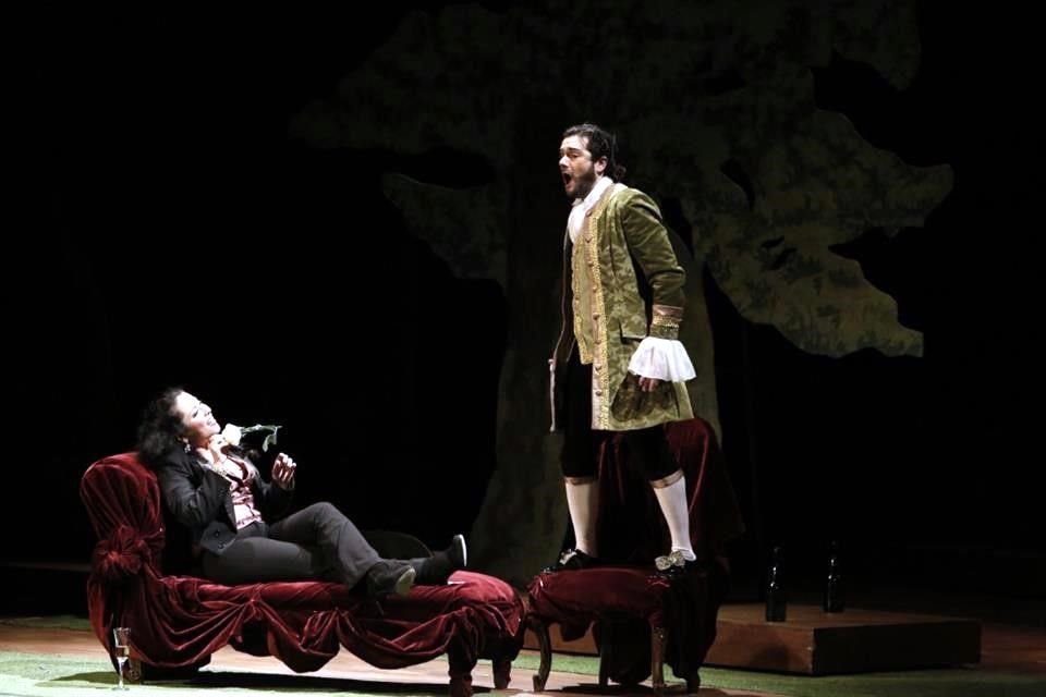 El tenor Arturo Chacón-Cruz con la soprano María Katzarava en una escena de 'La traviata', de Verdi, en Bellas Artes en 2015.